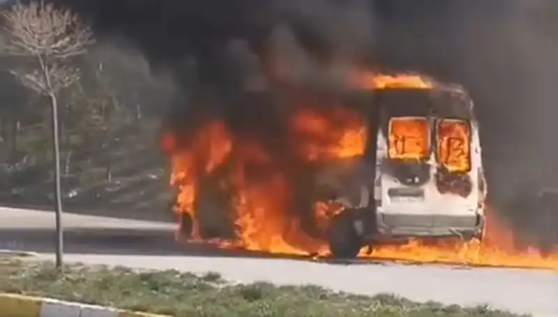Havalimanı Servis Aracında Yangın Panik Yarattı
