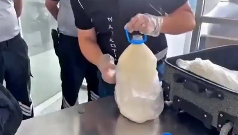 Havalimanında Şok Buluntu: Süt Şişesi İçinde 12 Kilo Uyuşturucu Ele Geçirildi