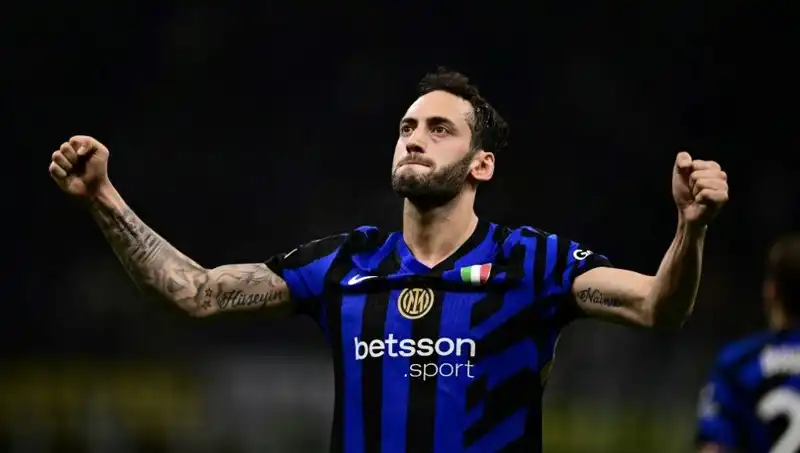 Hakan Çalhanoğlu Tatilde Ama Inter İçin İstanbul’da Kritik Görüşmelere İmza Atıyor