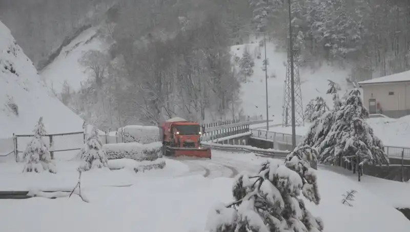 Bolu Dağı'nda Yoğun Kar Yağışı Başladı, Kış Manzaraları Büyülüyor