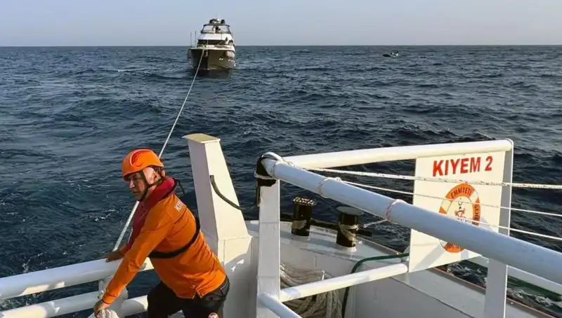 Marmaris Açıklarında Tehlikede Olan Tekne, Ekipler Tarafından Kurtarıldı