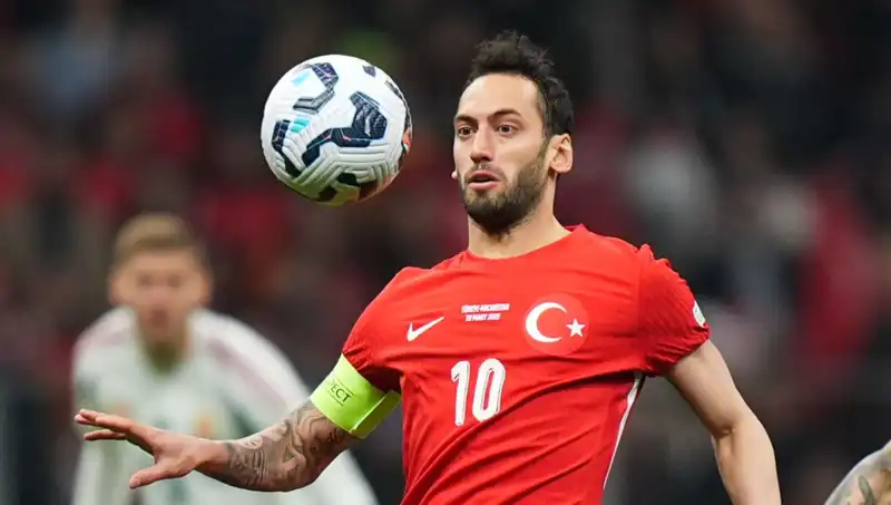 Fenebahçe'nin Hakan Çalhanoğlu İçin Yaptığı Teklif: Mourinho'nun Desteğiyle Gelen Fırsat