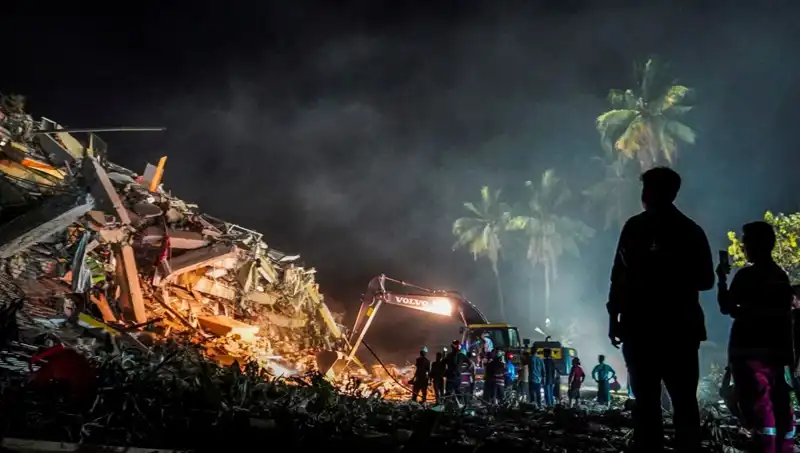 Myanmar'da Üç Gün Sonra Enkazdan Sağ Çıkan Kahraman!