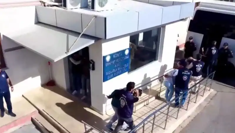 10 İlde Büyük Dolandırıcılık Operasyonu: 13 Kişi Gözaltına Alındı