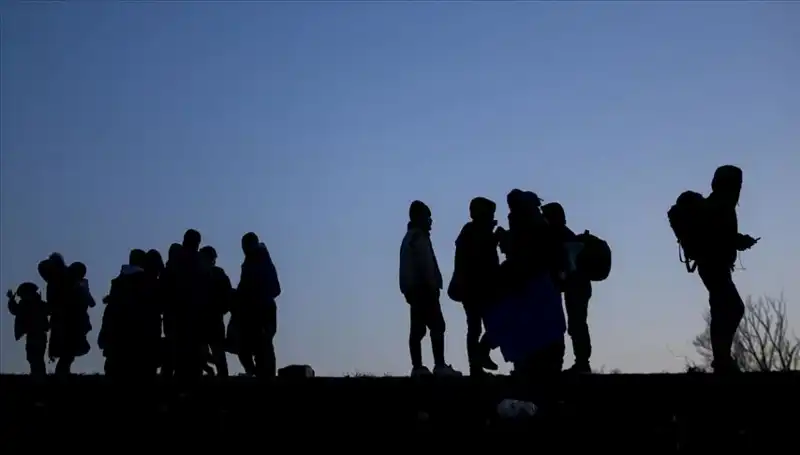 Edirne'de Düzensiz Göçmen Avı: 21 Yakalandı, Yaşam Mücadelesi Sürüyor