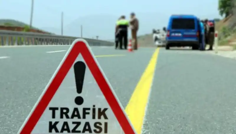 Otomobil ile Kamyon Çarpıştı: Feci Kazada Can Kaybı ve Yaralılar Bulunuyor