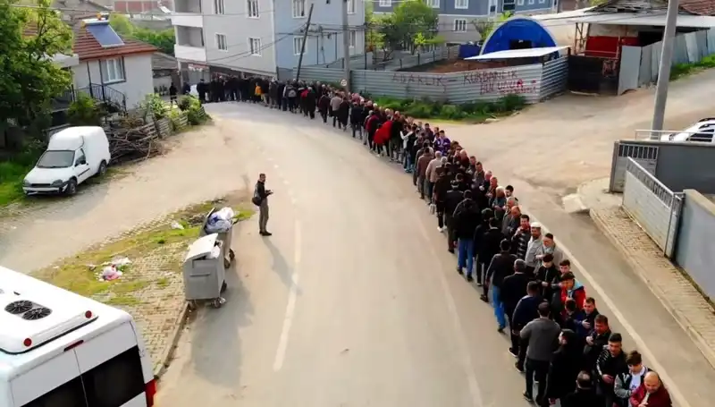 ** Bursa'daki O Mahallede Bayramlaşma Geleneği: 1 Kilometrelik Kuyruk!**