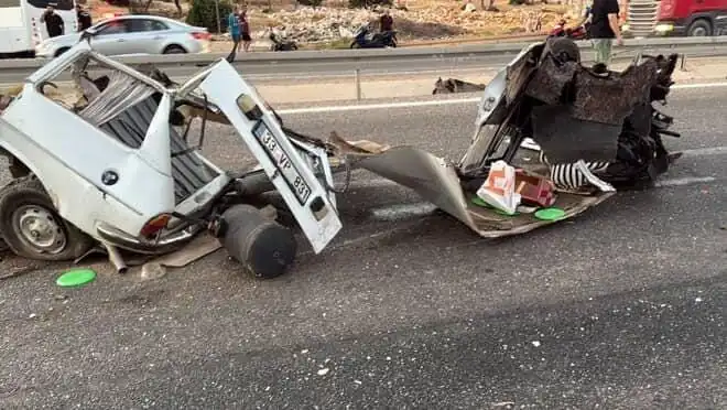 Bariyere Çarpan Araç Korkunç Bir Kaza Sonucu Hurda Yığınına Dönüştü