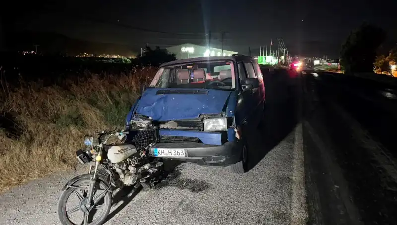 Söke'de Minibüs Motosiklete Çarptı: 3 Kişi Yaralandı, Olay Anı Şok Etti