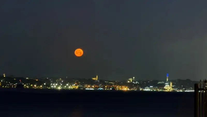 İstanbul'da Büyüleyici Bir Gece: Çilek Dolunayı'nın Muhteşem Manzarası