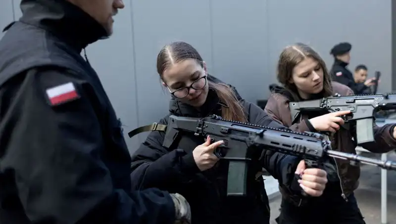 Polonya'nın Askerileşme Süreci: Siviller Askeri Eğitime Katılıyor