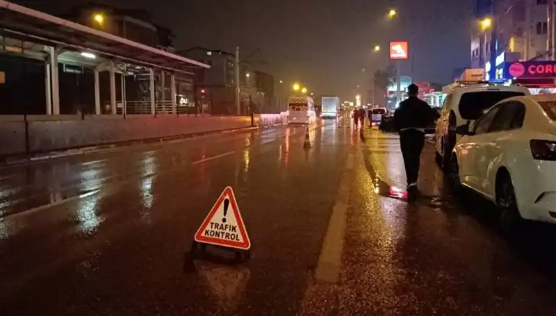 Bursa'da Kaza Sonrası Polise Feci Çarpan Kamyonet İnanılmaz Görüntülerle Gündemde