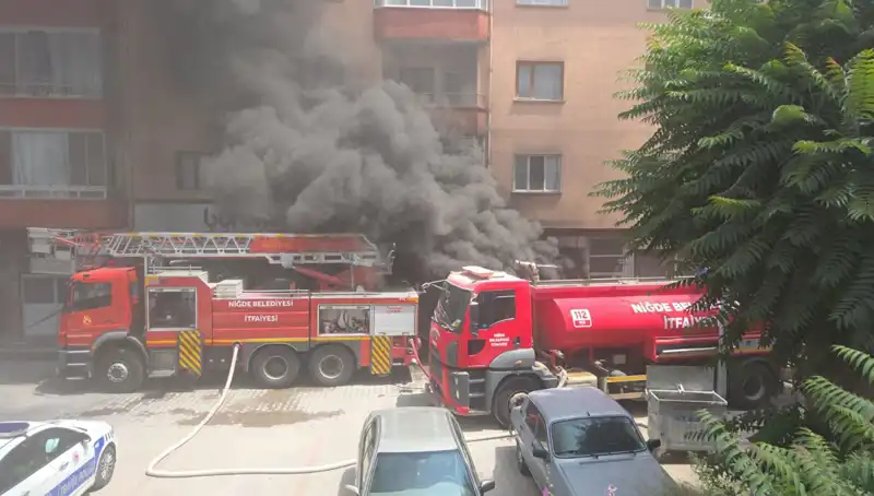 Niğde'deki Beyaz Eşya Deposunda Korkutan Yangın: Patlamalar da Yaşandı
